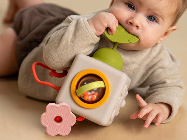 TAF TOYS KOCKA S AKTIVITAMI PEEK & PLAY