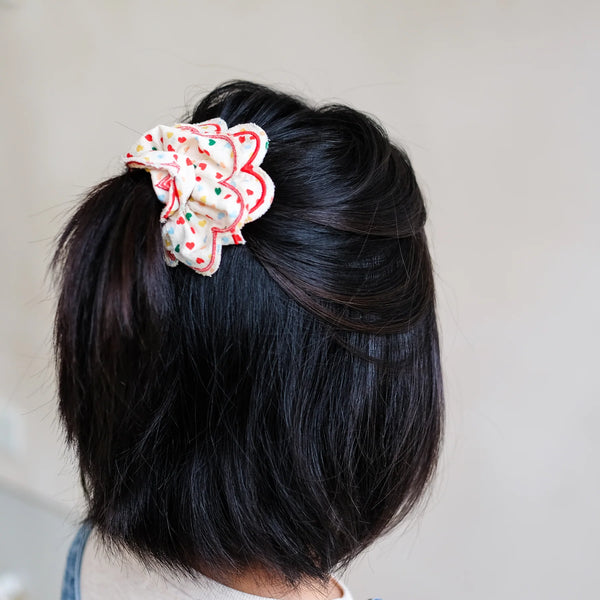 GUMIČKA SCRUNCHIE SO SRDIEČKAMI