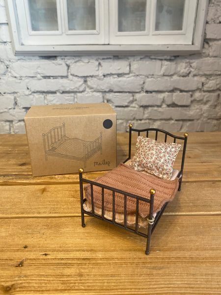 KOVOVÁ POSTIEĽKA VINTAGE