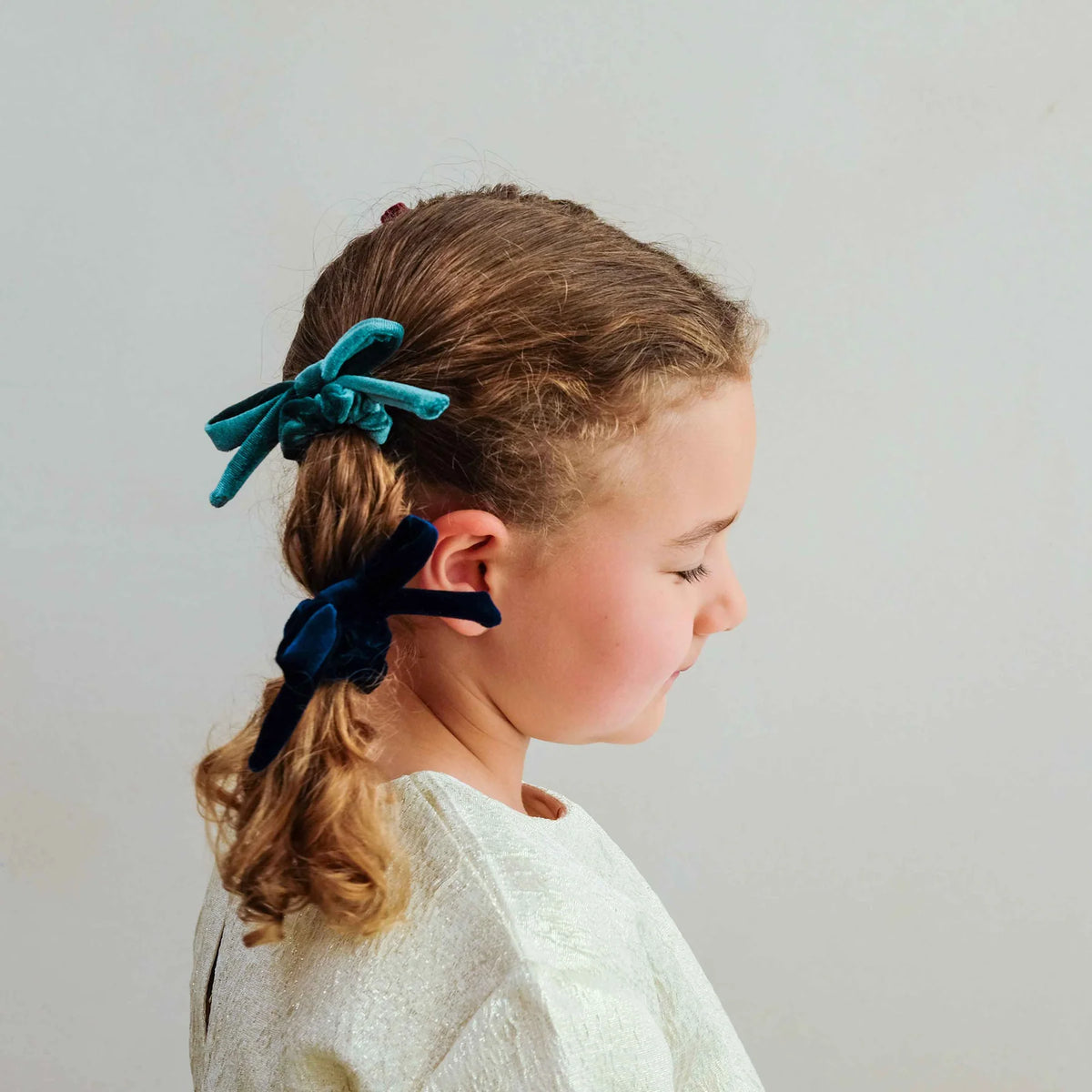 192071 23 BLACKBERRY VELVET BOW SCRUNCHIES 1800x1800.jpg