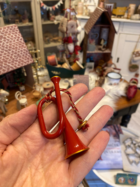 OZDÔBKA TRÚBKA červená