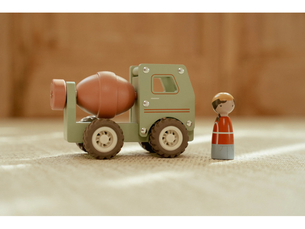 NÁKLADIAK S MIEŠAČKOU DREVENÝ