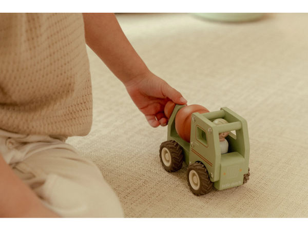 NÁKLADIAK S MIEŠAČKOU DREVENÝ