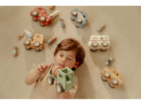 NÁKLADIAK S MIEŠAČKOU DREVENÝ