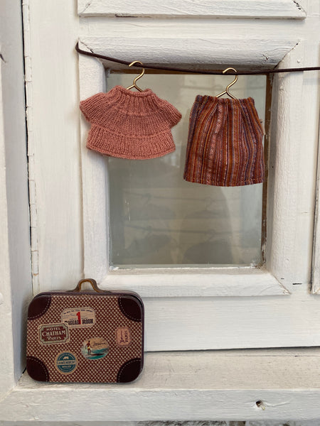 OBLEČENIE PRE BABIČKU  MAILEG V KUFRÍKU mama/otec