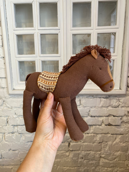 PONÍK hnedý medium