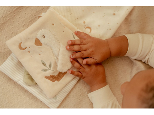 TEXTILNÁ KNIŽKA S AKTIVITAMI NEWBORN NATURALS