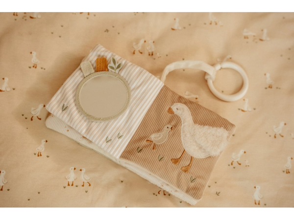 ZÁVESNÁ TEXTILNÁ KNIŽKA S AKTIVITAMI NEWBORN NATURALS