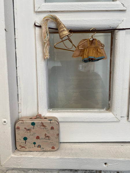 OBLEČENIE VÍLA MAILEG V KUFRÍKU malá sestrička