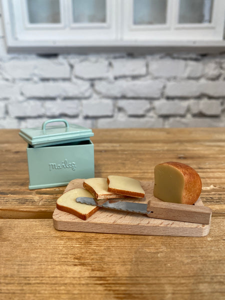 CHLEBÍK S BOXOM, DOSKOU A NOŽÍKOM