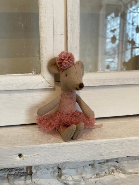 TANEČNÍČKA  MALÁ SESTRIČKA