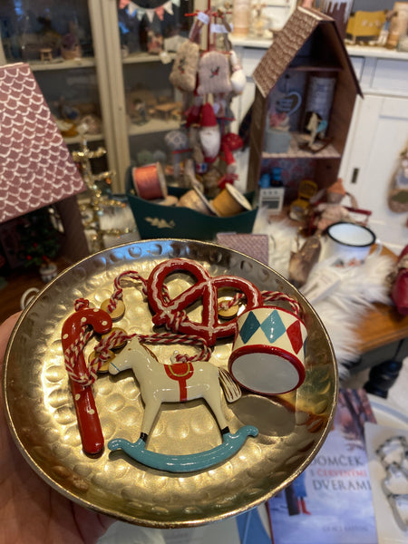 OZDOBKY SET Z KRABIČKY red