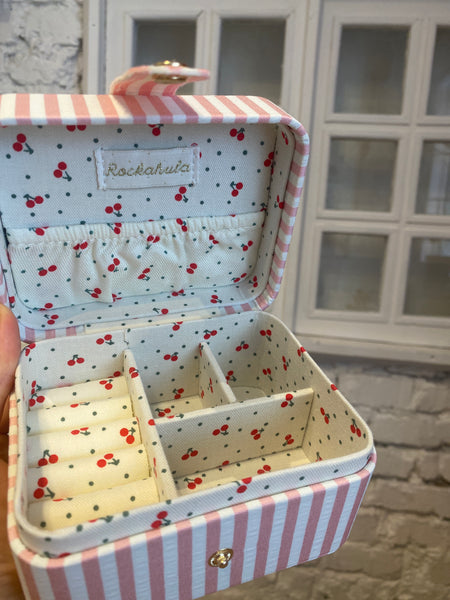 ŠPERKOVNICA S ČEREŠNIČKAMI