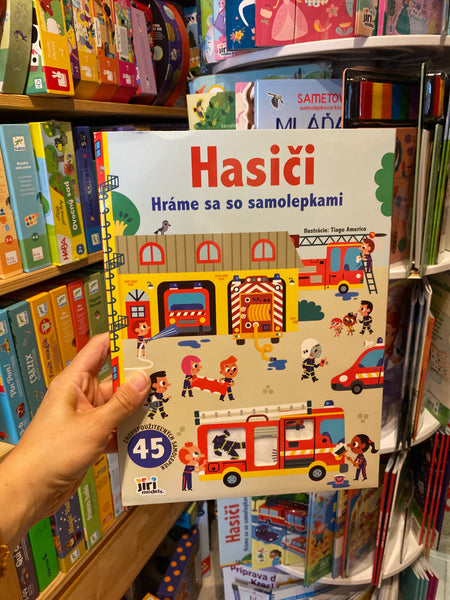 HRÁME SA SO SAMOLEPKAMI HASIČI