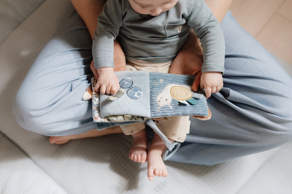 ZÁVESNÁ TEXTILNÁ KNIŽKA S AKTIVITAMI FOREST FRIENDS