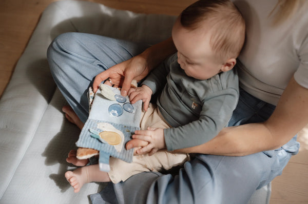 ZÁVESNÁ TEXTILNÁ KNIŽKA S AKTIVITAMI FOREST FRIENDS