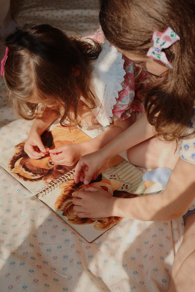 SAMOLEPKOVÁ KNIHA – vintage tváričky a opakovane použiteľné nálepky 3+