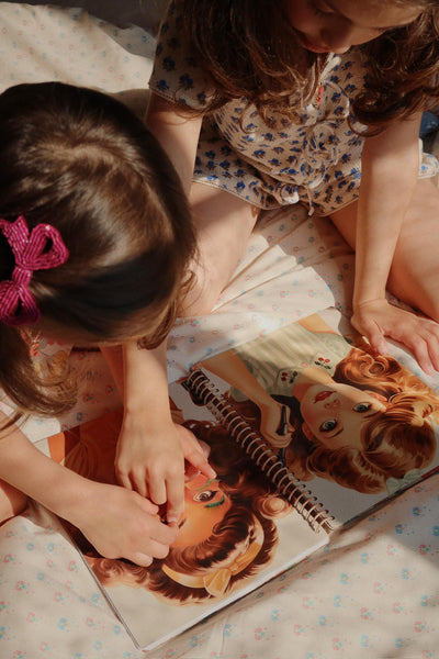 SAMOLEPKOVÁ KNIHA – vintage tváričky a opakovane použiteľné nálepky 3+