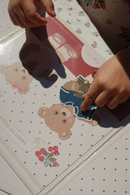 MAGICKÁ SAMOLEPKOVÁ KNIŽKA S MEDVEDÍKMI NA OBLIEKANIE