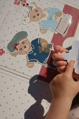 MAGICKÁ SAMOLEPKOVÁ KNIŽKA S MEDVEDÍKMI NA OBLIEKANIE