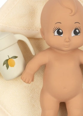 BÁBIKA NA KÚPANIE Z PRÍRODNÉHO KAUČUKU S DOPLNKAMI – 15 CM